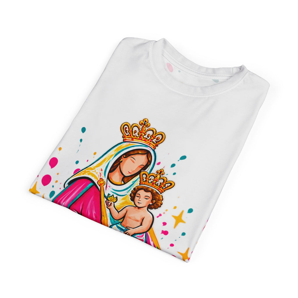 Franela blanca doblada con ilustración de la Virgen de Chiquinquirá y el Niño Jesús